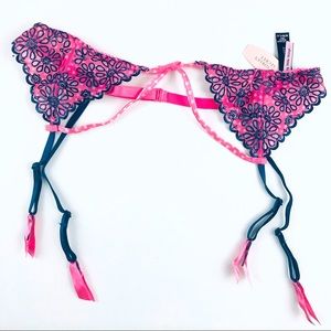 NWT Victoria’s Secret Garter Belt Medium Large